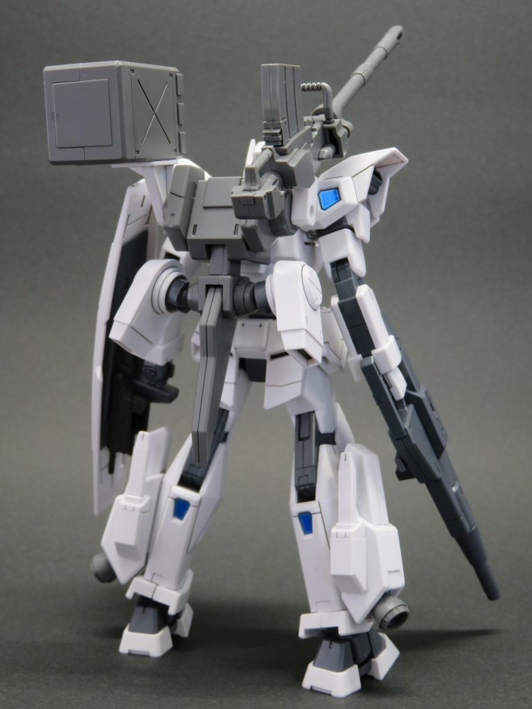 バックパックのバーニア部分の可動をアームアームズ等に付属するボールジョイントに変えています
脚部に付いているのはEZアームズのブースターにMSアーマー01ホワイトの一部とエグゼスのサーベル部分を足したものです(磁石でくっつけています)
見えづらいですがスカート部分に線を掘ってます