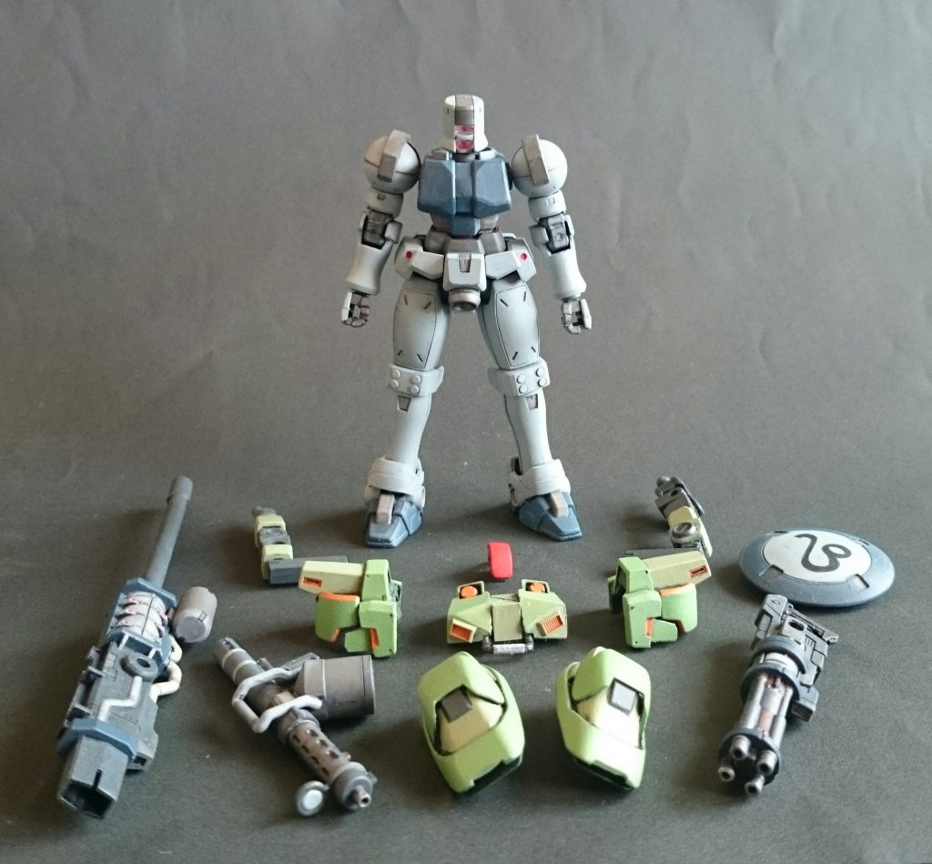 並べてみた。塗装はフルアーマガンダムのカラーを参考に、シタデル筆塗りで。このカラーパターン好きです。デカールなしのシンブル仕上げです。