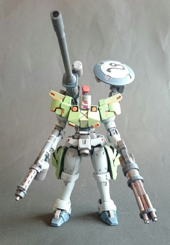 アーマーは胸 肩の増加装甲、ももの増加スラスター、シールドを別アームで固定。アームズはドーバーガンを別アームで固定、ビームガトリングを手持ちで追加。トサカをつけるとリーオーに見える??