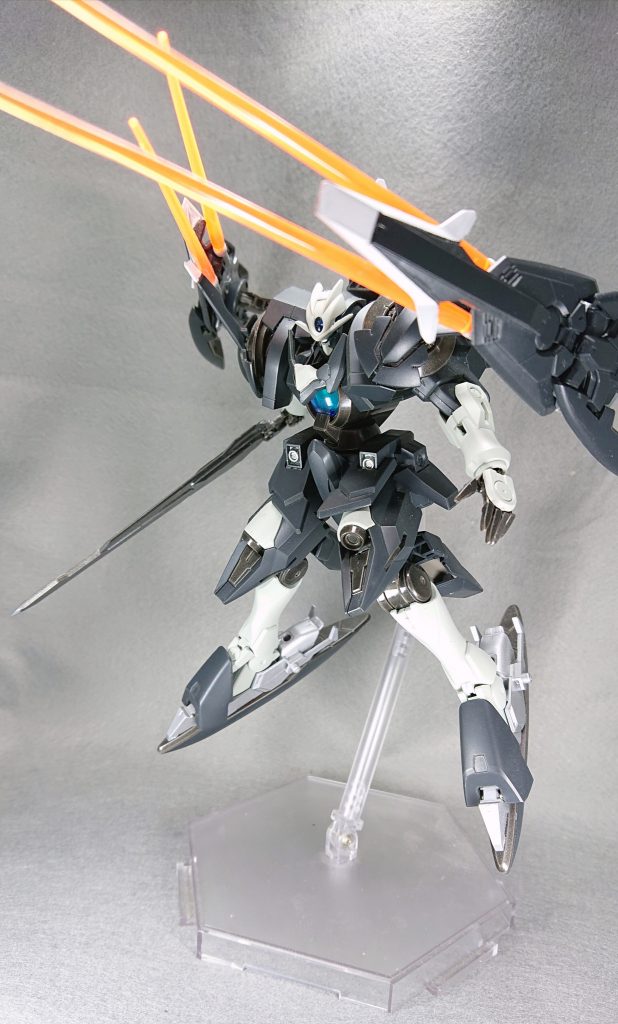 バックパックからアームを伸ばしての攻撃シーンです!