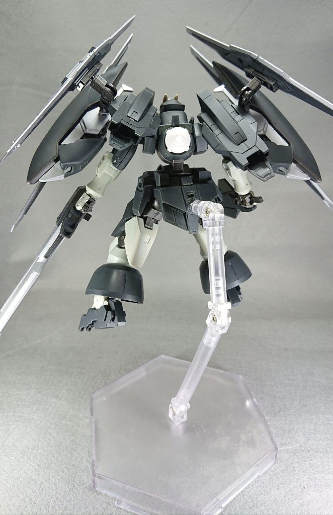 後ろ
なんでも高機動型にしたくて粒子タンクを着けました!
ビュンビュン動く機体が好きなので(笑)