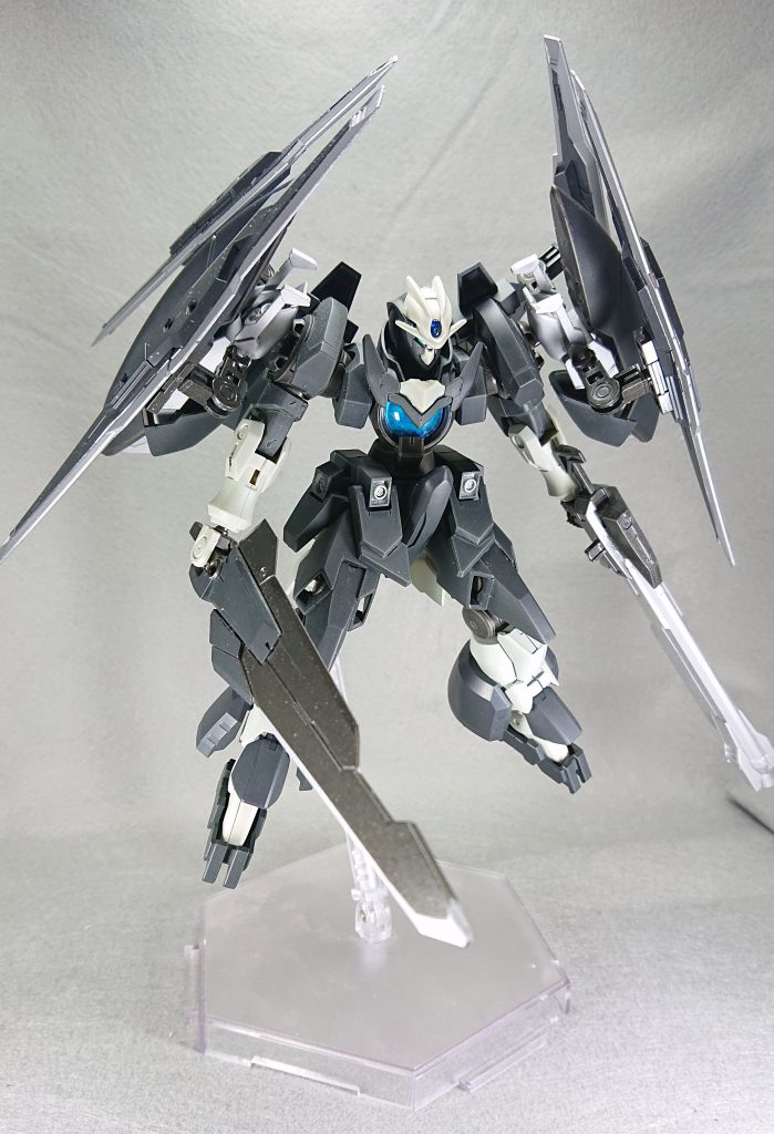 正面
コーラサワー機のような両肩シールド状態です!