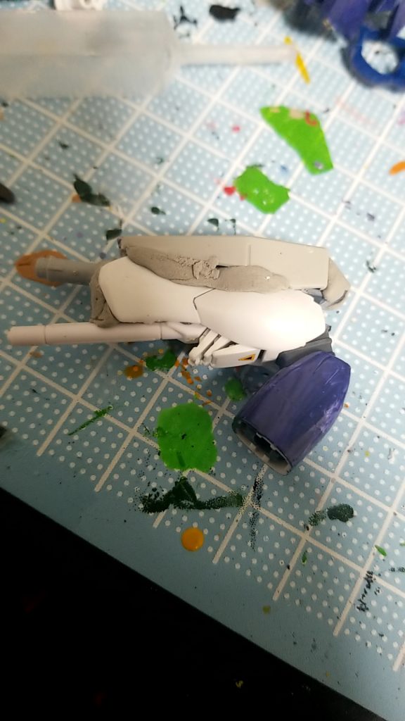 ヴェスパー・マティーニはF91の脚を使用
踵と前足にビームの銃口
膝部にケルディムガンダムのシールドビットを接着
隙間にパテ盛り