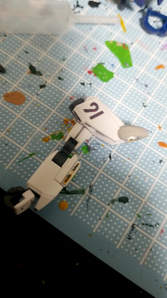 腕部はほぼそのまま
肩に余ったパテで装飾