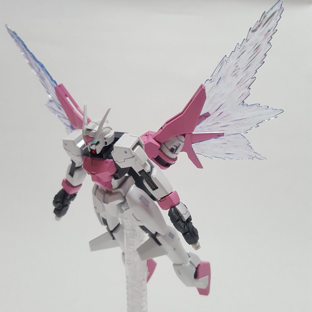 光の翼は、トランザムではなく機体稼働時は常に出てるようになります。なので、ダブルオースカイの様な、トランザムの性能向上の効果はありません。