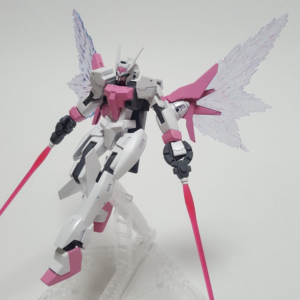 ビームライフルと、ビームサーベルはひとつの武器に合わされている為、操作しやすくなっている。銃口、サーベルの向きは調整が可能。
両手に装備。