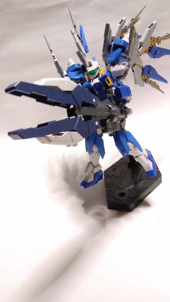 武装①
GNバスターキャノン
1発毎にチャージが必要だが砲撃火力はピカイチな武装。
砲門を閉じていると多少なら殴ったりできる、しかし粒子圧縮安定装置としての機能もあるので推奨はされていない。