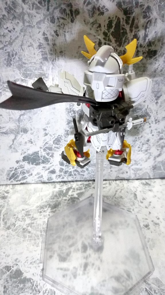 マフラーはベアッガイのリボンストライカーのパーツを使用
バックパックに2ヶ所接続穴を開け、接続させています