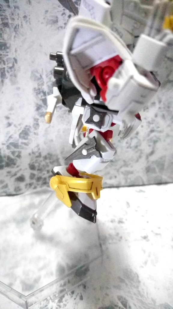 今回、2つの忍具をプラ板で製作
手裏剣と棒手裏剣
棒手裏剣というか、スローイングナイフ(投げナイフ)の中間という感じに
両太ももに接続部を追加させ
付属の苦無(クナイ)や
自作の手裏剣・棒手裏剣をマウント