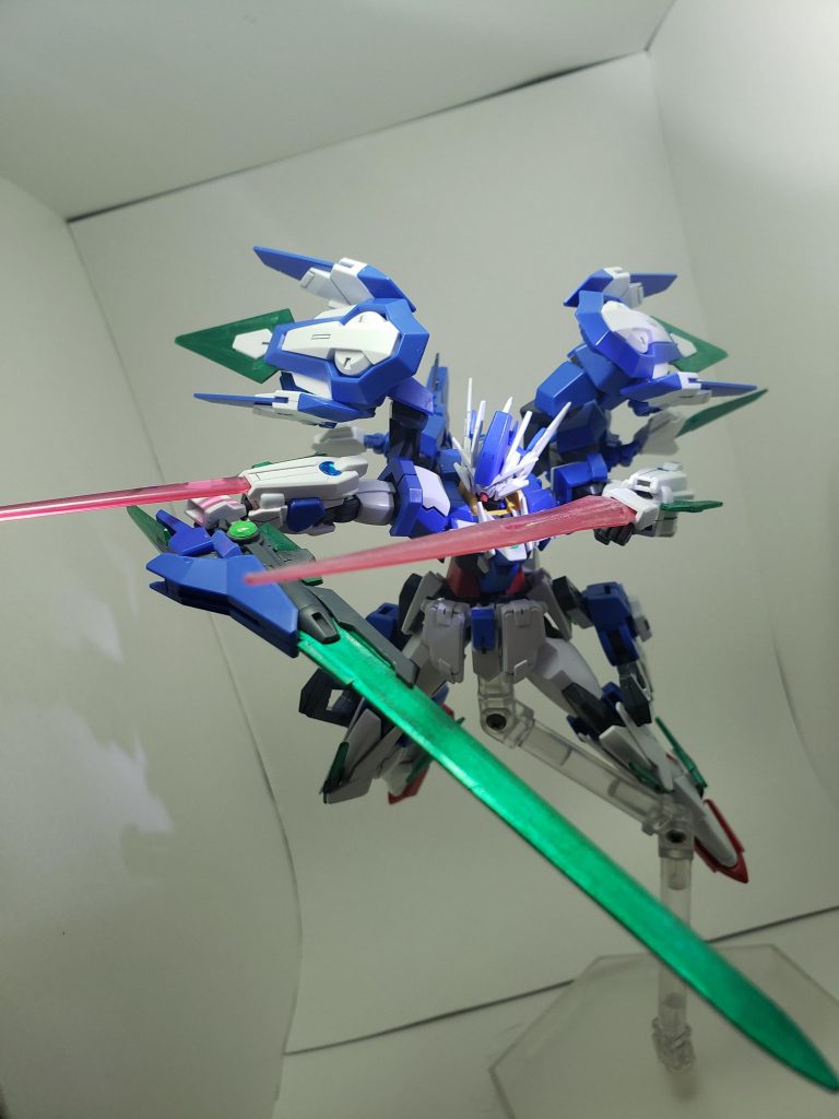 ブンドドショット
腕部内蔵ビームサーベルと手甲内蔵ビームサーベルの図
腕部は標準的な性能で使い勝手が良い。
手甲は発振範囲が広い反面、稼働時間がごく僅かなので、奇襲や徒手空拳での戦闘時の威力の底上げ等に使用される。
という設定ですw