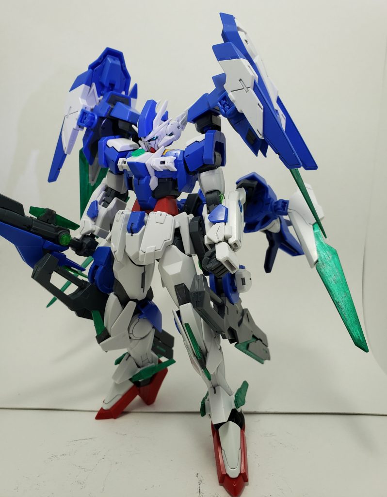 フロントショット
ベースはダブルオーダイバーとダブルオースカイです。
シルエットはダブルオーライザーをイメージしてます。
大剣は直接サイドアーマーにマウントしてしまうと、腕を大きく開いてなければならず不格好になってしまうのでこのような形になりました。