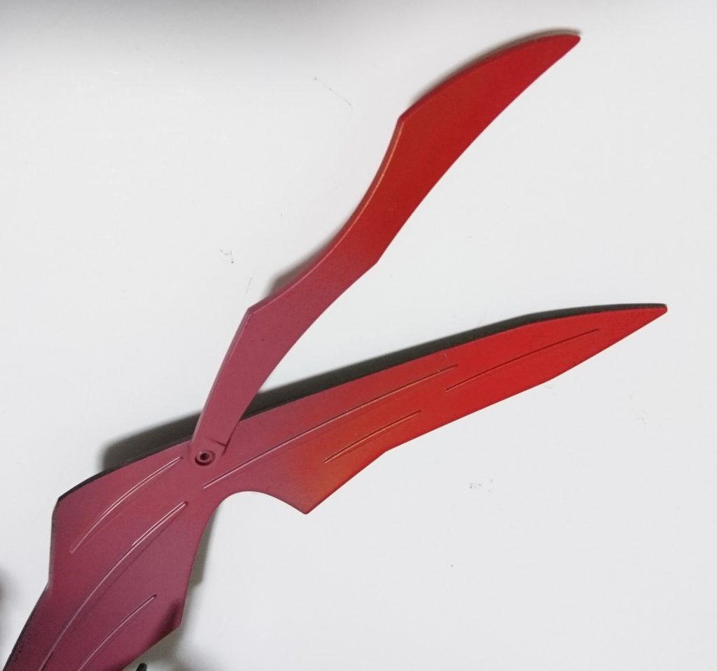 [翼ギミック]
ジエンド翼１対に、ストライカーサイズの鎌部分を移植。接合部はストライカーサイズ刀身の突起を接着してます。