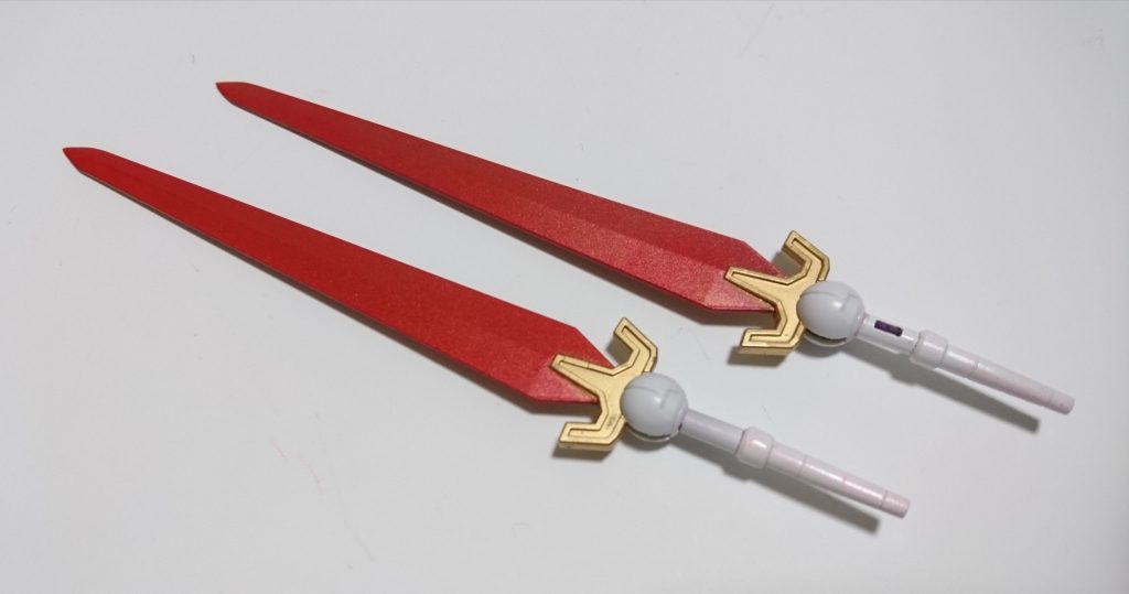 [リーベソード]
刀身はレッドで塗装した後、上から薄くメタレッドを吹きました。柄の部分は腰に付けられるようビームサーベルの一部を移植しました。