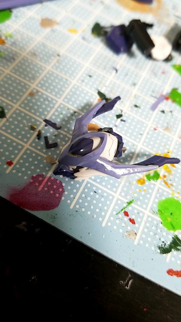 頭はきほんそのままで、アンテナにウヴァルのアンテナを切り取って接着
後頭部にウヴァルの複眼部分を接着