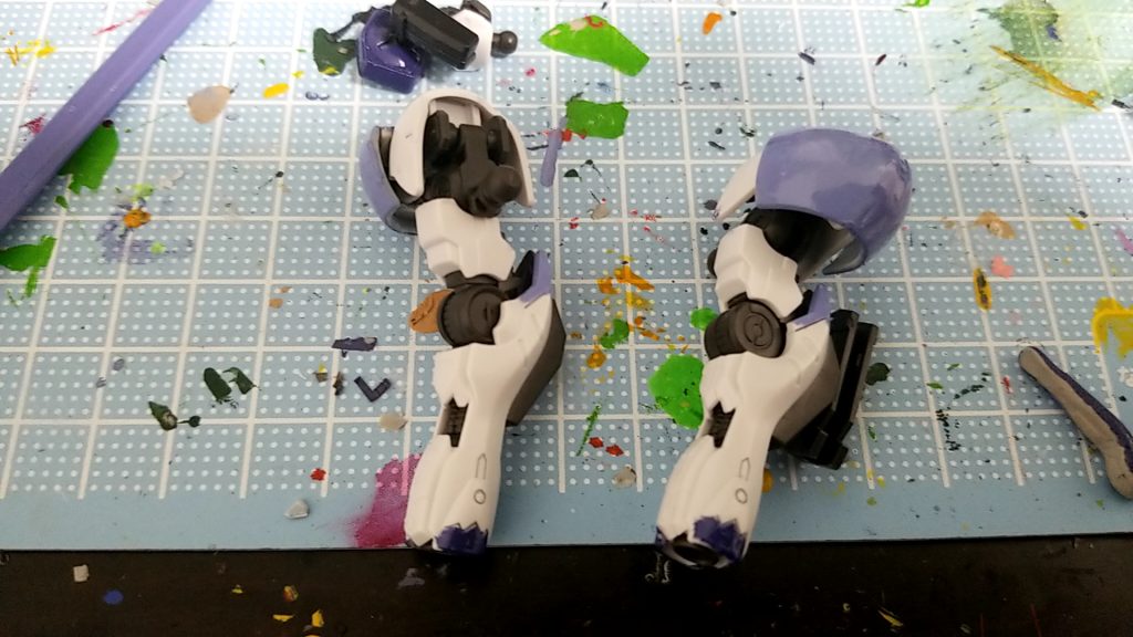 胴部はそのままで
肩部はルプスの鉄華団マークを取り、そこにバイアランカスタムのパーツを接着
左腕のハードポイントにはケンプファーアメイジングのコンバットナイフを接着