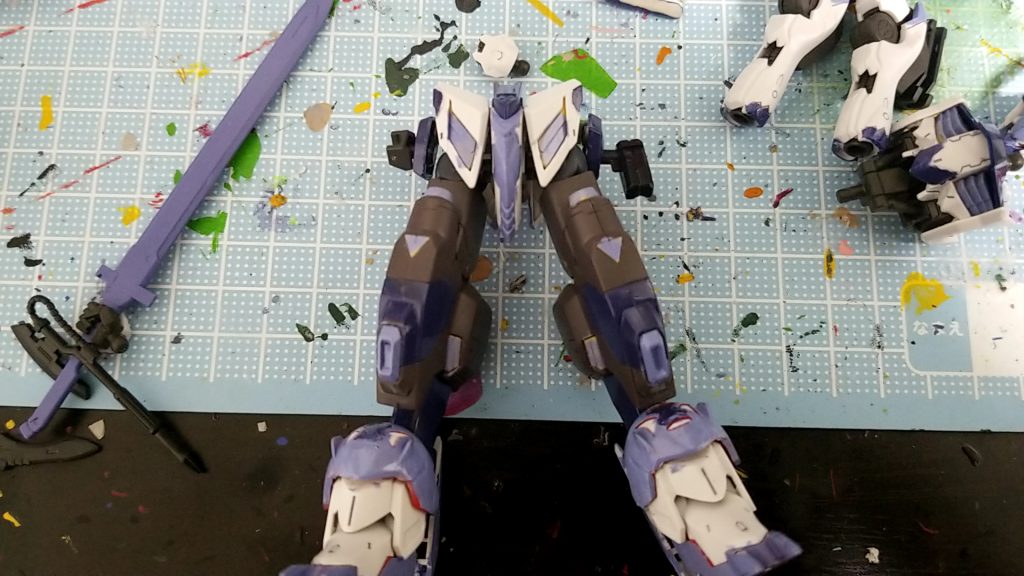 脚はキマリスヴィダールのものをそのまま使用
足首辺りに先ほど取った鉄華団マークをつける（ただしギャラルホルンが使ってる設定なので見えないように全塗装）