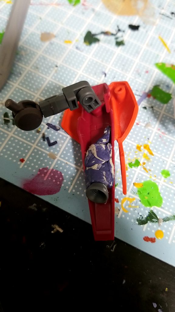 バトルアームアームズのジョイントとキマリスヴィダールのジョイントを使いピンバイスで3ミリ穴を開け