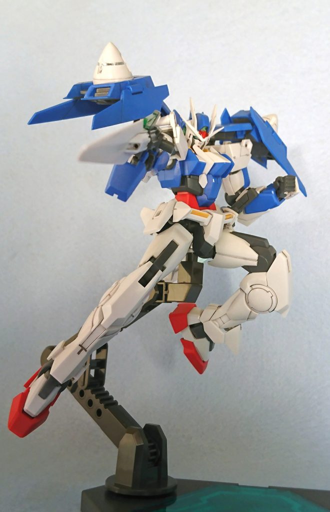 ビルドダイバーズの主人公機、ガンダムダブルオーダイバーエースを成型色仕上げ(ちょっと部分塗装)で作成しました。