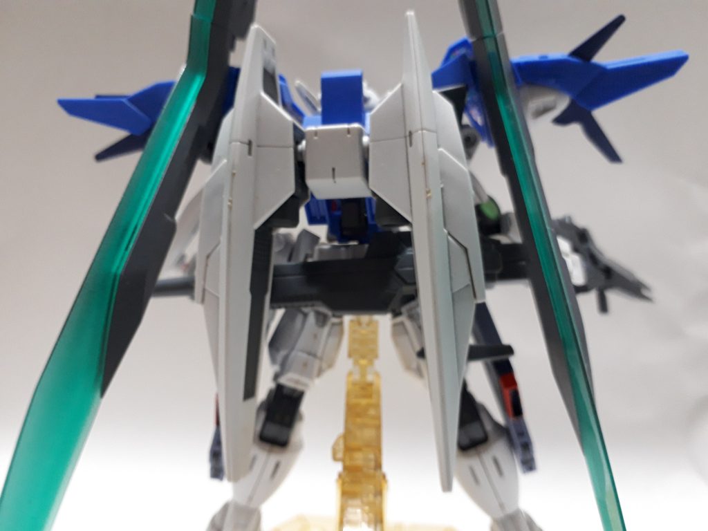 スカイドライブの「例の穴」に、Gバウンサーのバックパックが問題なく取り付けられます。しかし、多少ボンドで太らせたりスプレーする等して安定させた方が良いですね。そしてソードとライフルを懸架させるジョイントにメガスラッシュエッジを取り付けられる互換性の広さ…と言いたいところですが、実は微妙に圧迫しており、微細な白い亀裂が入るので、補強をしないとお勧めできません。