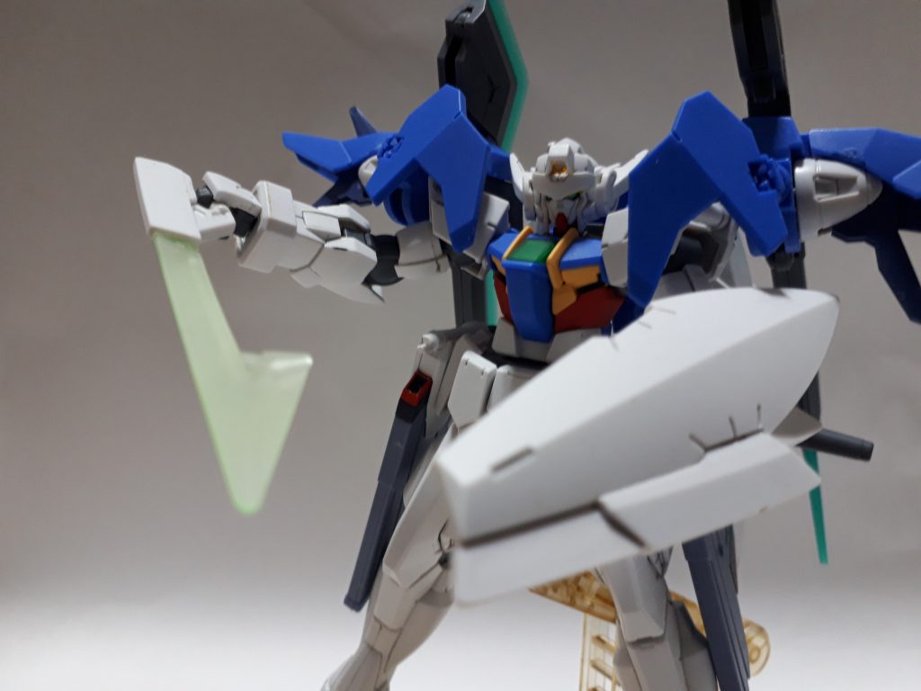 このシールドですが、実は設置部分が折れてしまい、穴を開けてビームサーベルのゲートを切り削りしてはめ込み、上手いこと取り付けている状態です。これが最初の処理でしたかね。