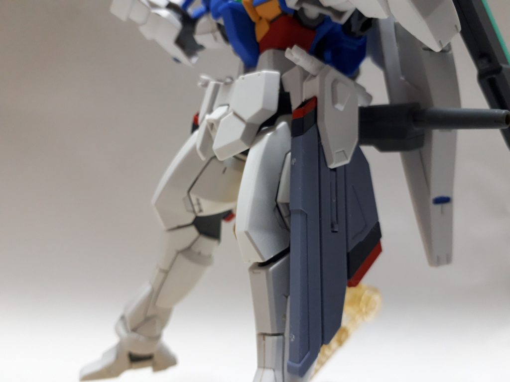 本来なら、Gバウンサーのサイドアーマーにフリーダムのレールガンは取り付けられません。しかし、ダブルオーガンダム系統のサイドアーマーに交換し、幅の合うポリキャップランナーを切り取って穴に嵌めることでこのように装備が可能となります。トップコートを吹いた後だと増々安定します。