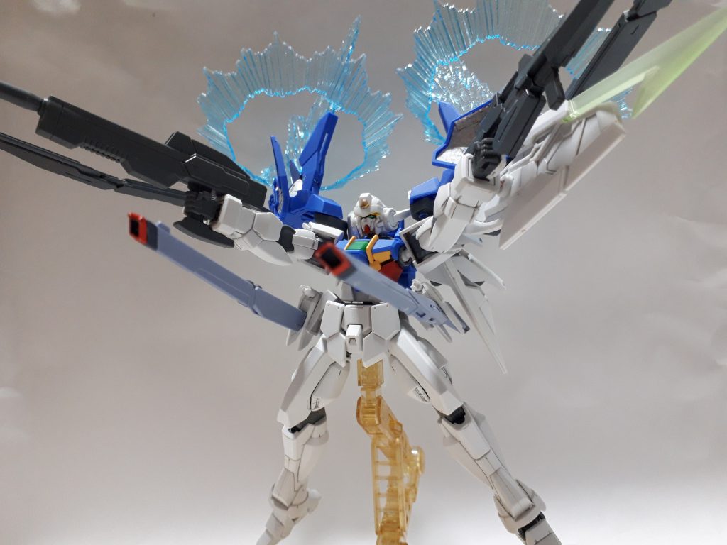 スカイ形態での武装解放状態。フリーダムのように一斉放射することが出来ます。スカイドライブユニットのGN粒子を最大限開放することで出力も増大し、GNフィールドも展開。