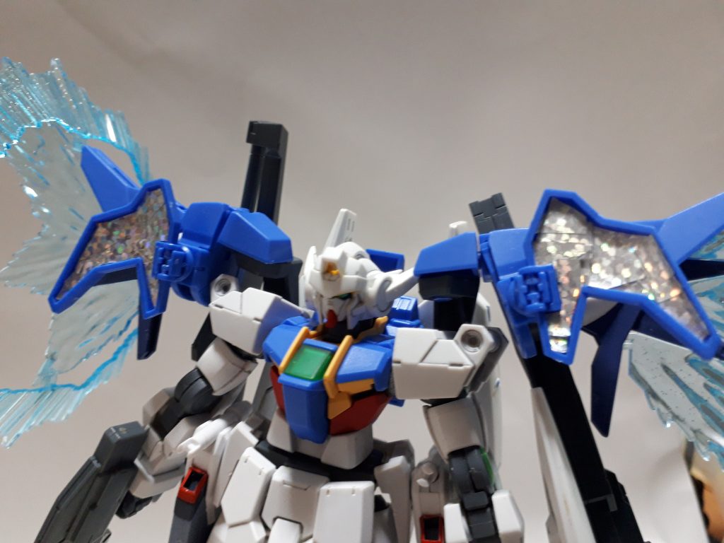 スカイドライブについている妙なパタパタシールドにキラメッキのシールを貼り、ゴジラVSビオランテに登場する「スーパーX2」のファイヤーミラーをイメージしました。つまり、ビームを反射させて跳ね返します。
GNフィールドとの併用で効果は倍増と言ったところでしょうか。