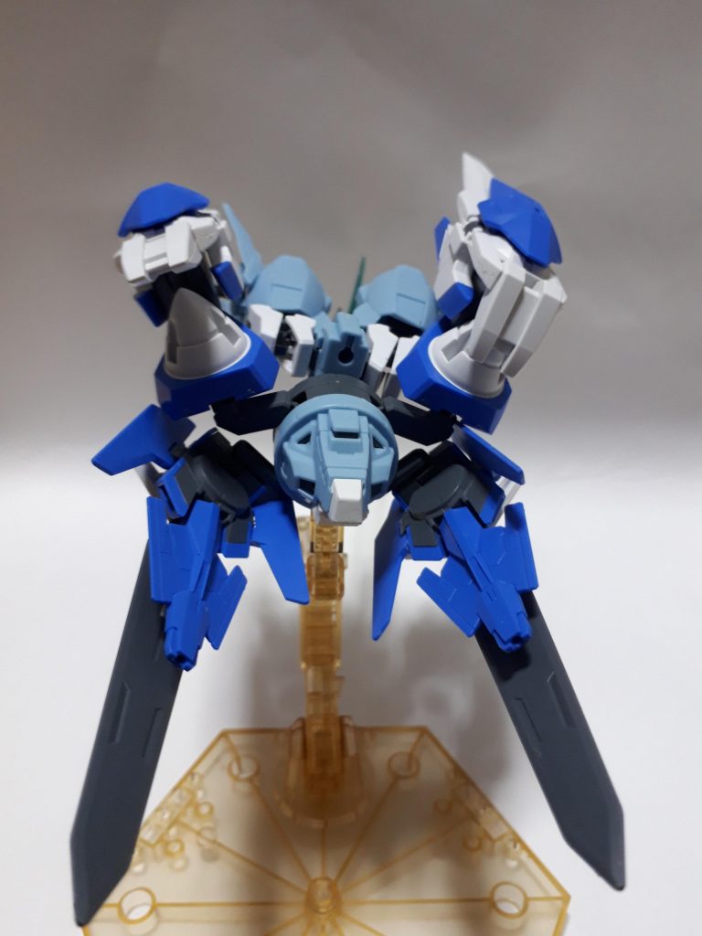 支援機トライウィザードアームズ。プトレマイオスアームズに、ダブルオーライザー状態のGNドライブと、ダブルオーダイバーエースのGNドライブを接続しているので、合計6つのGNドライブを搭載しているとんでも支援機。
これらのGNドライブと組み替えることで、ダブルオーバウンサーとトライウィザードアームズは様々な形態にチェンジできます。