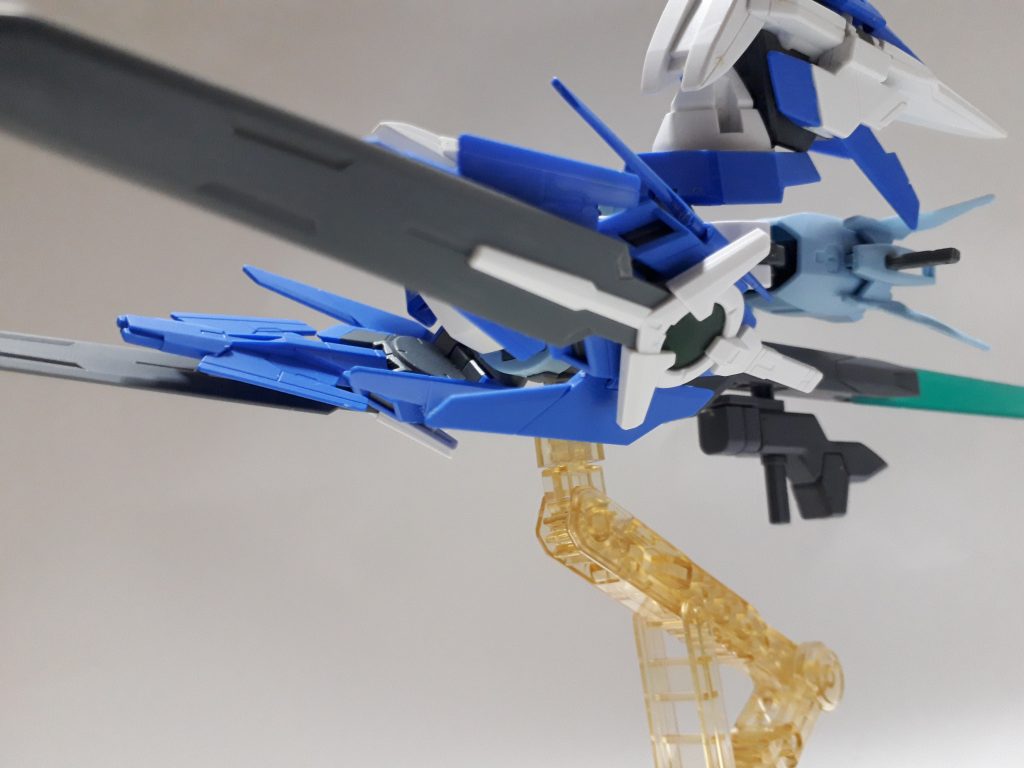 プトレマイオスアームズのジョイントは優秀で互換性が素晴らしく、このようにGNドライブを4つ取り付け、メガスラッシュエッジのライフルも簡単に付けることが可能。制作は簡単で偶然見つけたものですが、パーツの配置を気を付けないと干渉してしまうので注意が必要でしたね