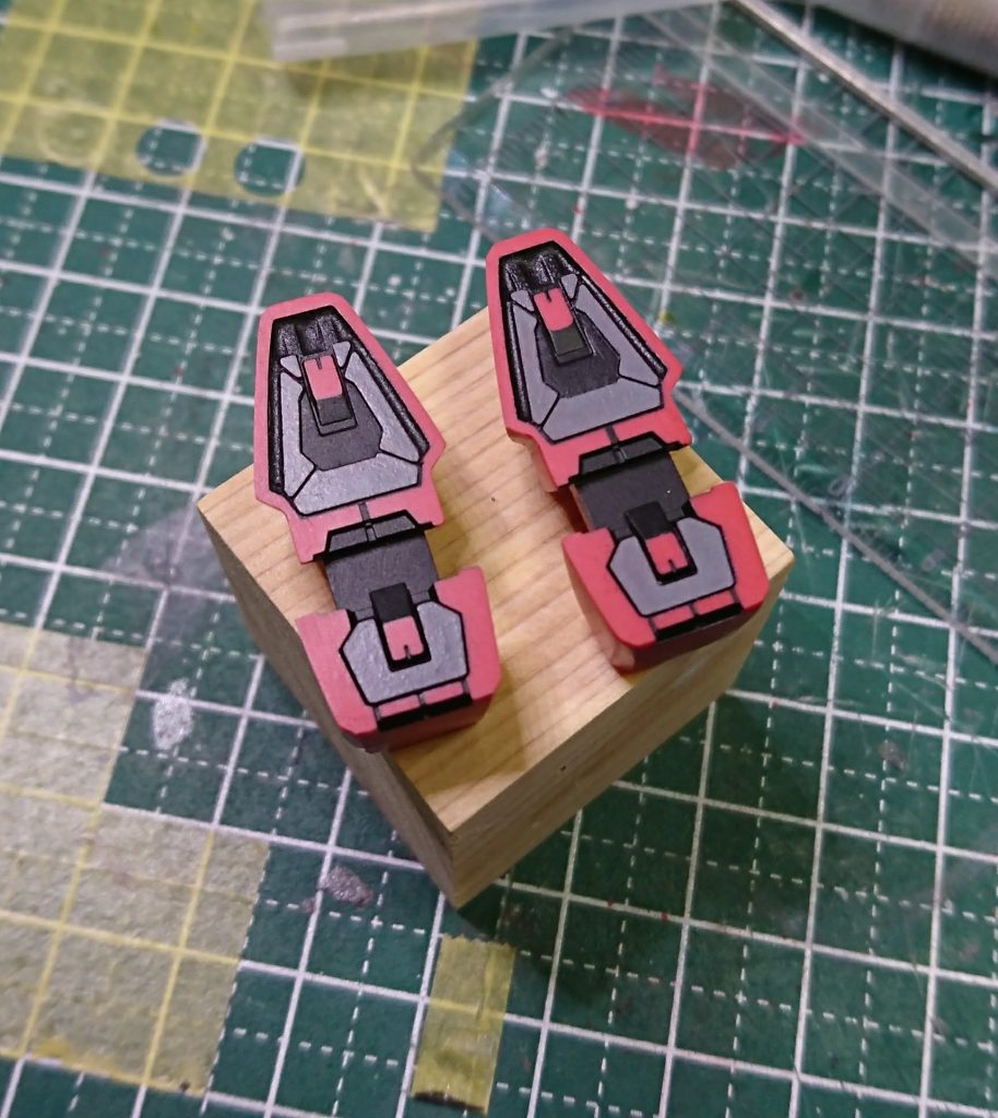 シール箇所の他、足裏などをちょいちょい筆塗り。