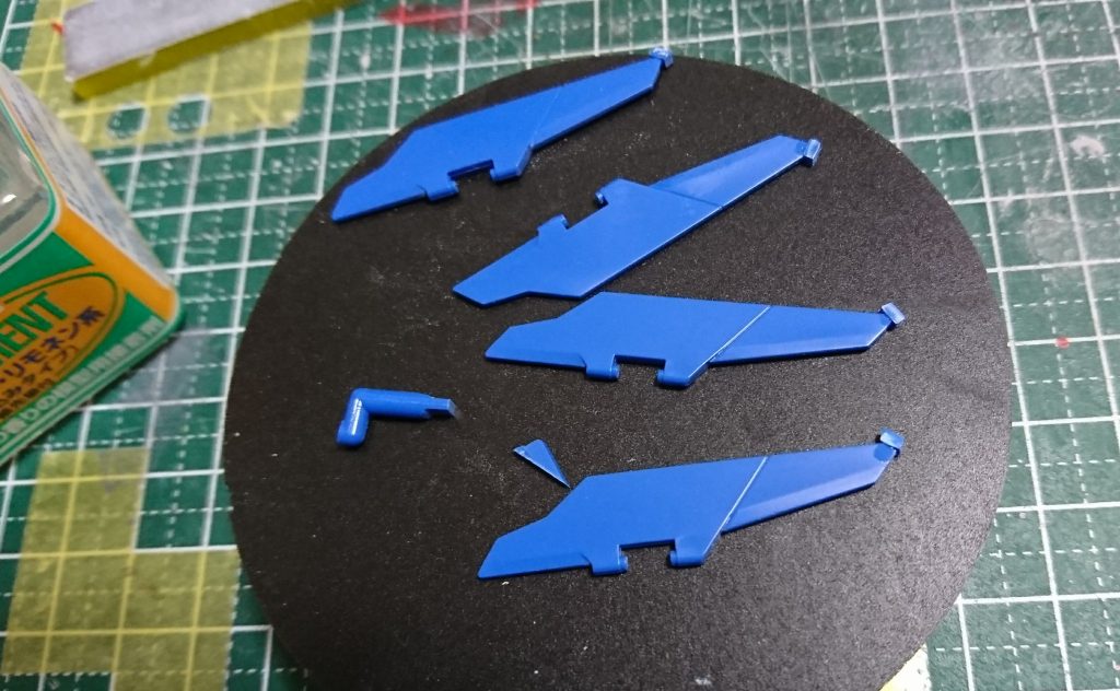 羽や武器などのシャープ化にも挑戦しました。
そのまま削ったり、ランナー片をくっつけてから削ったり。
色んなところがチクチクします。