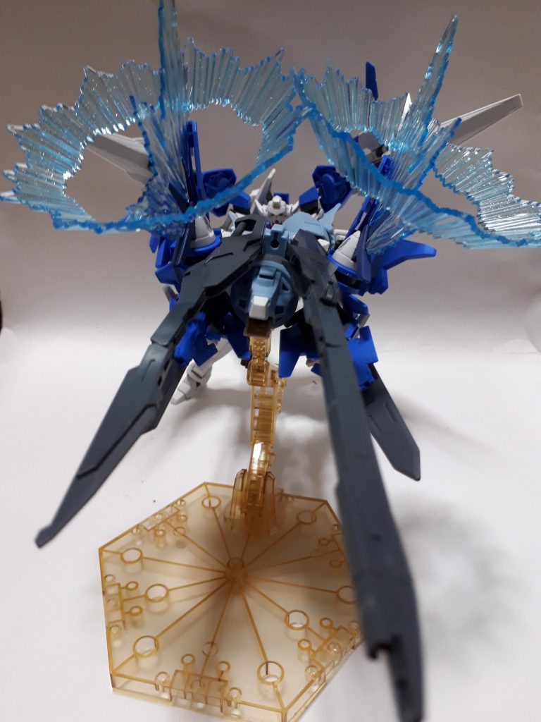 トライウィザードアームズを砲台にして放つ必殺の一撃、アブソリュートブレイカー。合計8つのGNドライブで放つ絶対零度と高出力のGN粒子は、敵を高い熱量で包んだ後に一瞬にして氷結破壊。これもGNドライブの連結配置を変えることで様々な攻撃が可能。