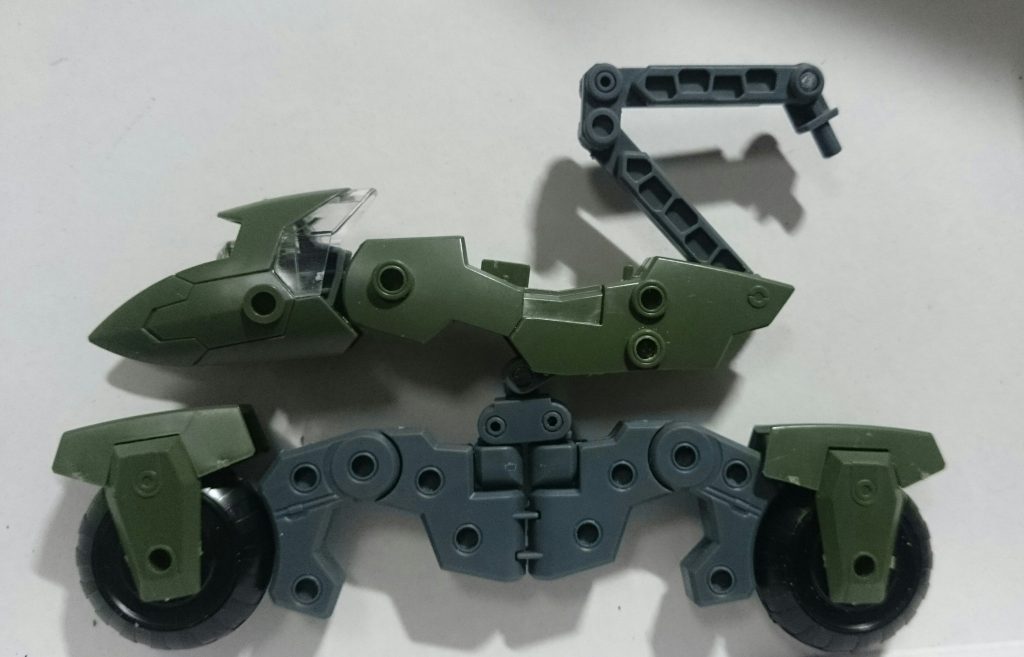 元のマシンライダー。タイヤが小さく、スクーターみたいなので、眠ってたモスピーダのパーツで改造。