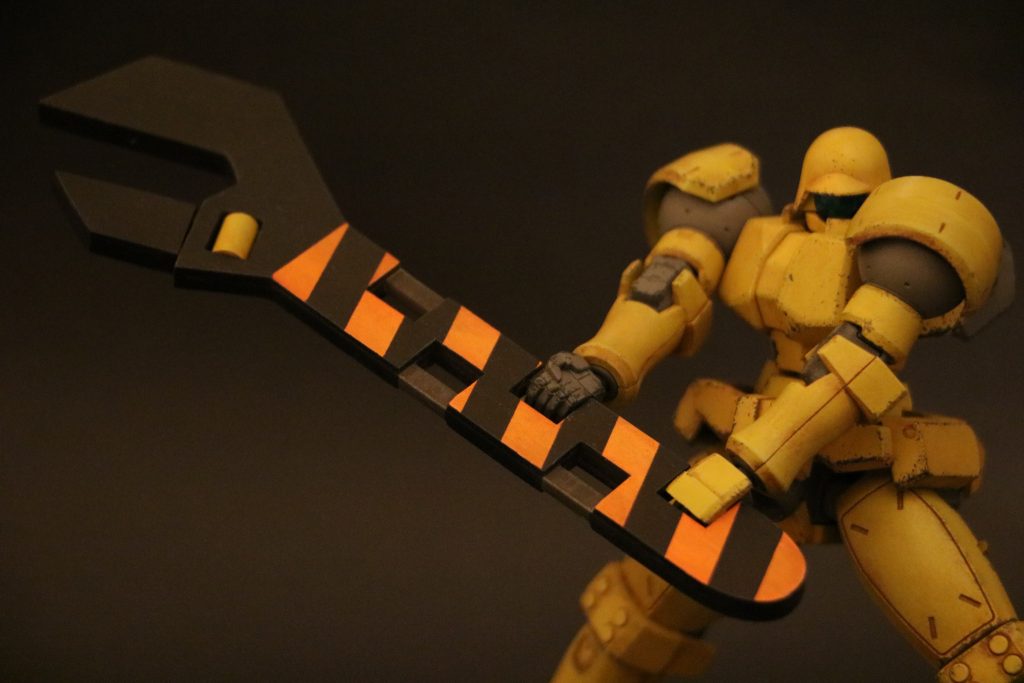 大型レンチ。レンチの先端が展開できる。結構な質量を持っているので戦闘中はガンダムバルバトスのメイス並みの破壊力があります。