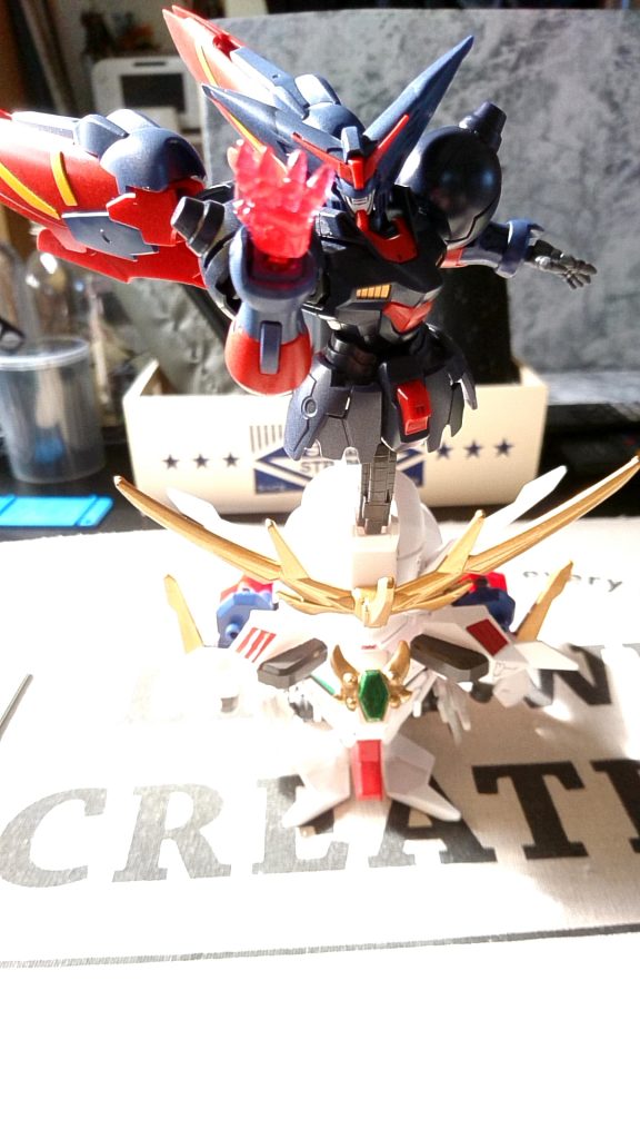 そして、マスターガンダムが
天鎧豪を乗っ取る!
本来 乗っ取るのは魔星大将軍ですが、
持っていないので
代わりにマスターガンダムが
(マスター以外も乗っ取り可能)