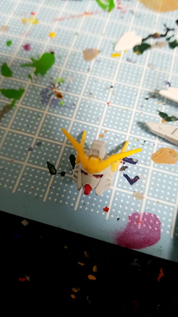 頭部
アンテナをデスサイズヘルのものに変更
余ったデスティニーのアンテナを切り取って側頭部に