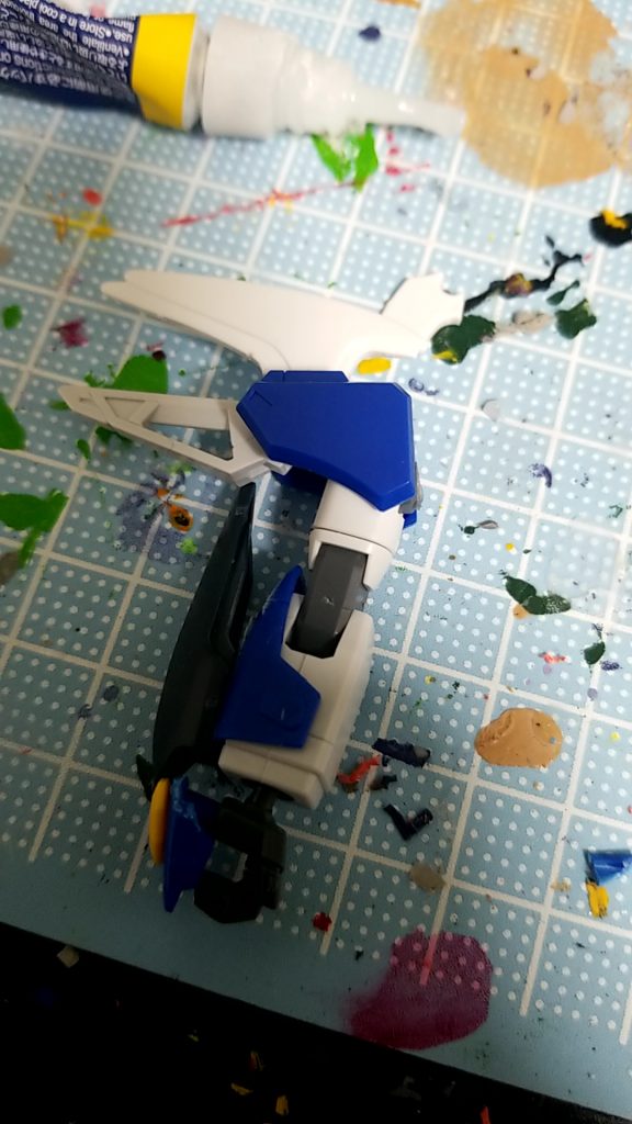 腕部と肩部にはデスサイズヘルのパーツを接着
肩はこのままだとデカかったので少し削った