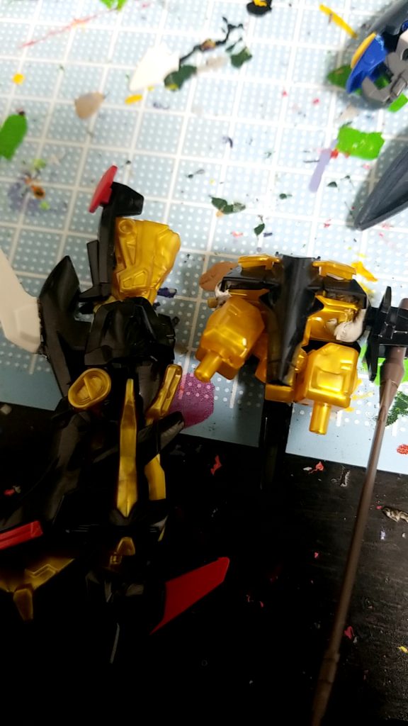 下半身はそのままアマツミナのものを使用
膝にはデスサイズヘルのパーツを接着
軸が合わなかったのでパテで調整