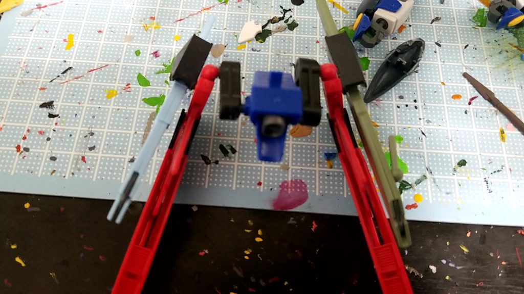 羽根はデスティニーの武装を装備するジョイントを使い、横ではなく縦に展開できるように
羽根の付け根部分にピンバイスで穴を開けそこに武装を付ける