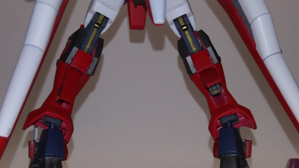 ふくらはぎはセイバーからスラスターを流用してます
パテで可動軸受けを作ってるので開閉可能です