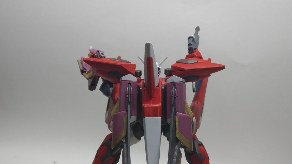後ろからの情報量もやはりいい感じです
そしてここまで見ていただいてわかっていただけたかと思うのですが、本機はアスラン搭乗機の総まとめ機体になってます
まず素体がイージスで
ビーム多めな感じをセイバーから
ジャスティス・インジャから膝サーベルやブーメラン、ファトゥムなど
いろんな要素をかき集めたつもりです。気づいていただけましたでしょうか?
ん?ザクウォーリア?
………?(ニッコリ)