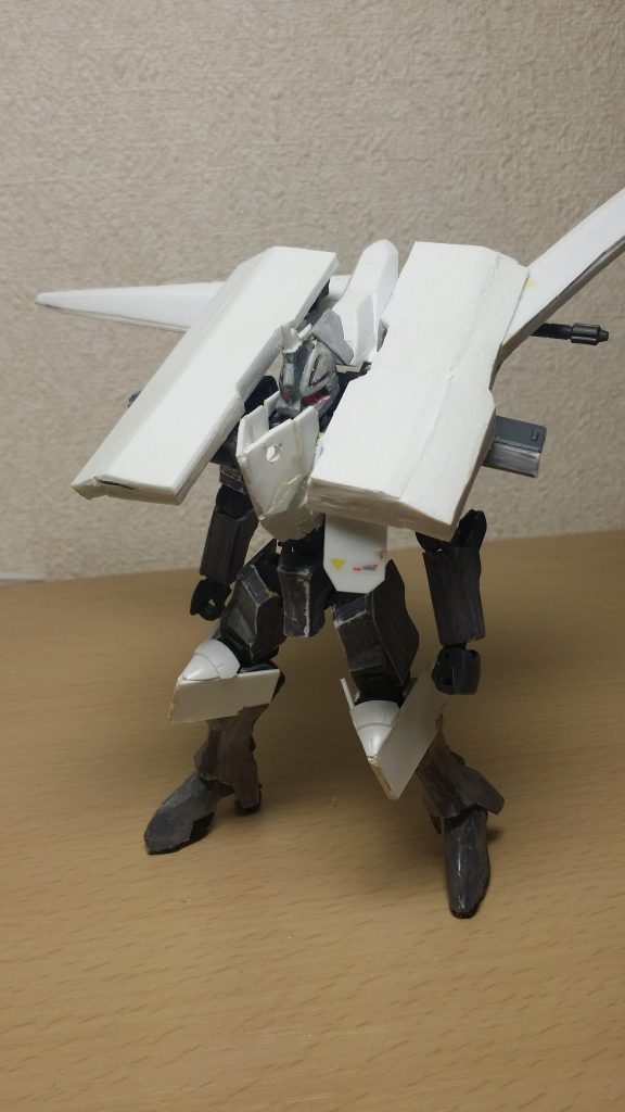 ほとんどプラ板やパテで作っていたので、かなり重いです。