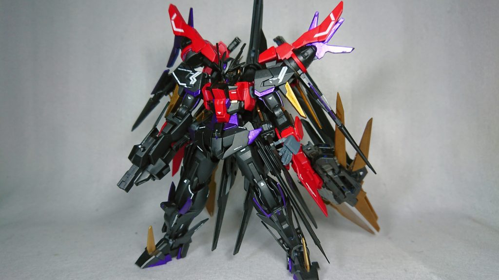 まずは真正面からですね
今作の配色は黒をメインに赤と金を散りばめ、差し色に紫を使っております。