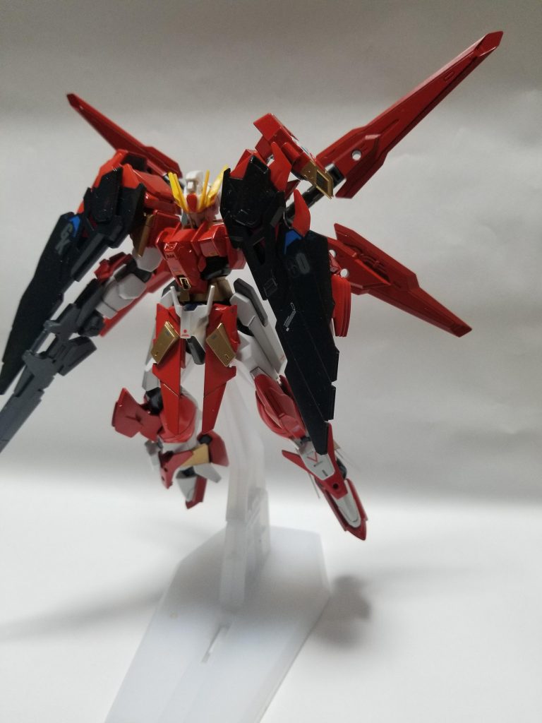 GNドライヴを守備力にために装備。フィールドをマントに発生させちょっとやそっとでは破れない鉄壁の守り。
背面のバインダーを展開することにより機動性の向上を図っている