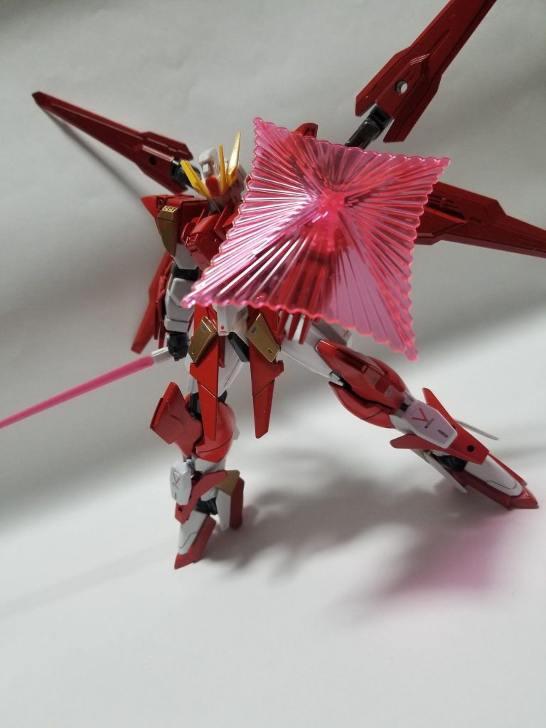 腰アーマーにマウントしてあるビームサーベルと装甲パージによって使用可能となるビームシールド