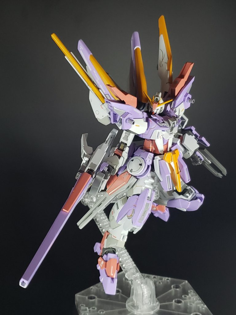 主兵装 メガビームライフル
強力なビームを放てる反面、砲身が長いためそれほど取り回しは良くない。
この機体は射撃がメインの高機動機である。