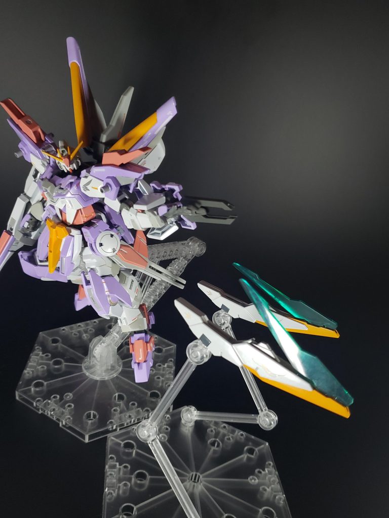 フェザーファンネル
普段は肩に装備されておりスタビライザー兼スラスターの役割を担っている。
ファンネルとして使用した場合、ビーム状の刃で切り裂く武器となる