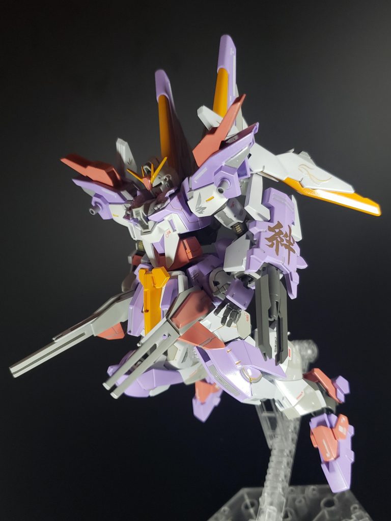 GNヴェスバー
腰部に装備され、必要に応じて展開する。
基部にはGNドライヴが組み込まれ、燃費、速射性が大幅に強化されている。
その機動性を生かし、拡散ビームをばら撒き撹乱する戦法を得意とする。