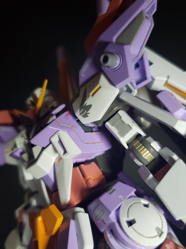 肩からは追尾性能の高いパルスレーザーを放てます。威力こそ低いものの燃費がよく、牽制として重宝する。
フォースエンブレムは自由を象徴する翼。人には自由に生きる権利があるべきなのだ。