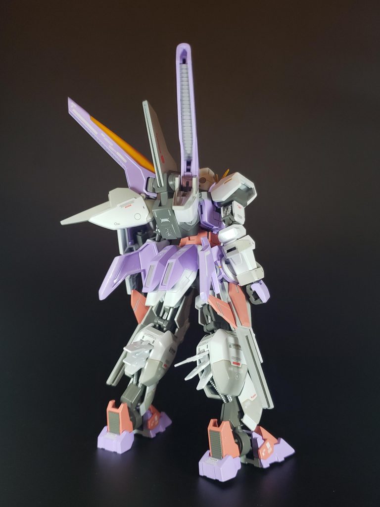 後ろ姿。この形態になるとミノフスキードライブとリアアーマーが展開。増加装甲を外しても機動力が増大するのはこのためである。
つまり通常形態は本気を隠した姿ということ。
意表を突かれた相手は等しく撃墜される。
「約束された勝利」と名付けられたゆえんである。